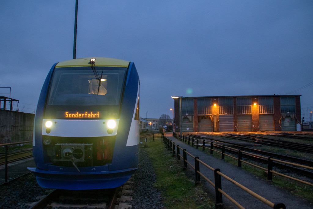 648 225 steht am alten Betriebswerk in Darmstadt Hbf, aufgenommen am 11.12.2022.