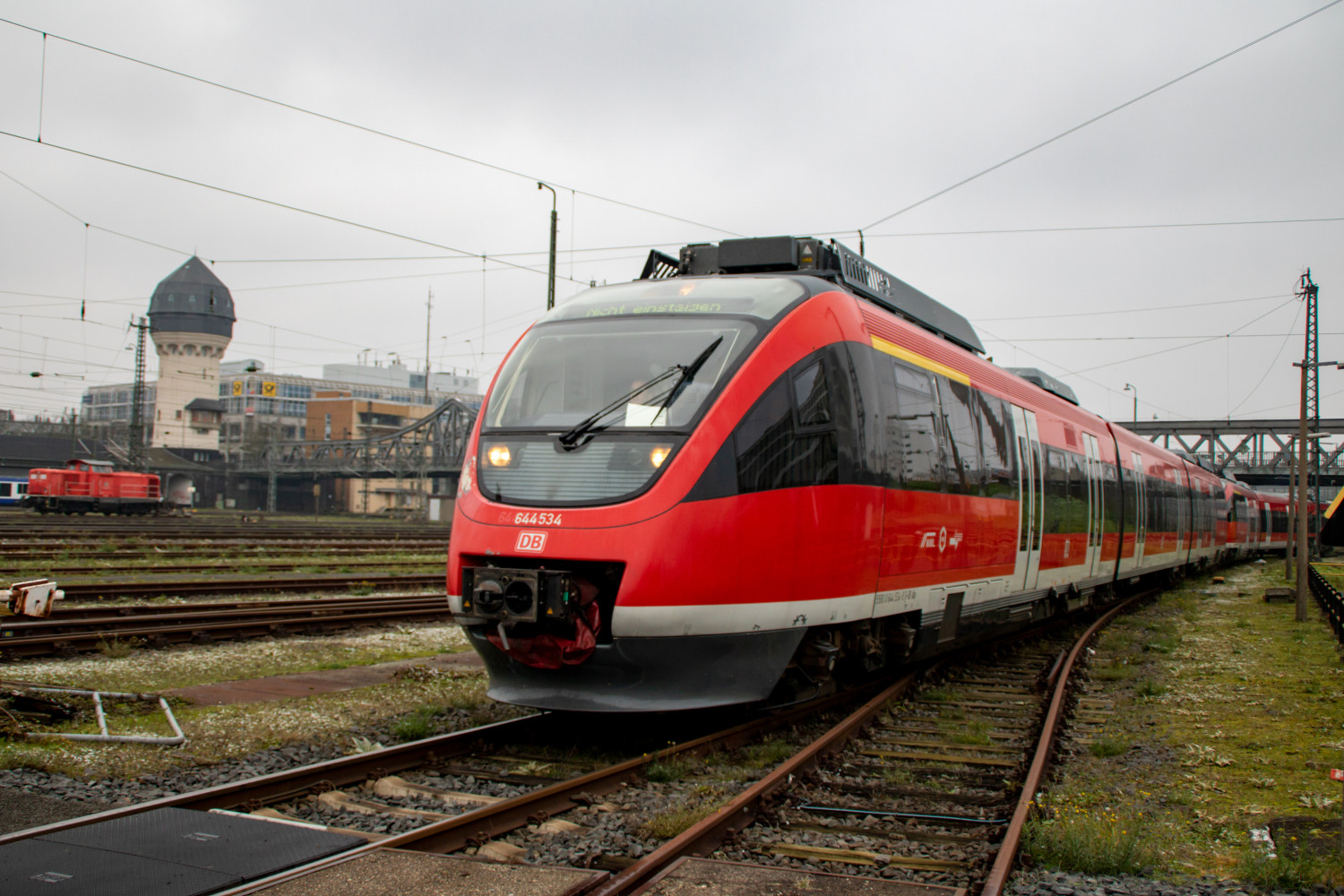 644 034 und 644 047 rangieren in Darmstadt Hbf, aufgenommen am 11.12.2022.