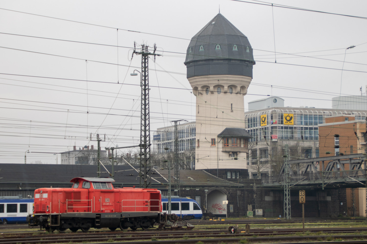 212 265 unter dem Wasserturm im Bahnhof Darmstadt Hbf, aufgenommen am 11.12.2022.