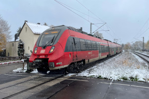 442 278 fährt in den Bahnhof Dutenhofen auf der Dillstrecke ein, aufgenommen am 19.11.2022.