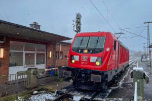 187 157 durchfährt den Bahnhof Dutenhofen auf der Dillstrecke ein, aufgenommen am 19.11.2022.