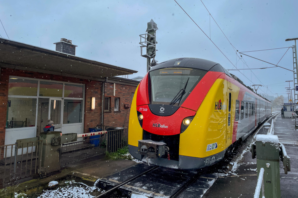 1440 340 durchfährt den Bahnhof Dutenhofen auf der Dillstrecke ein, aufgenommen am 19.11.2022.