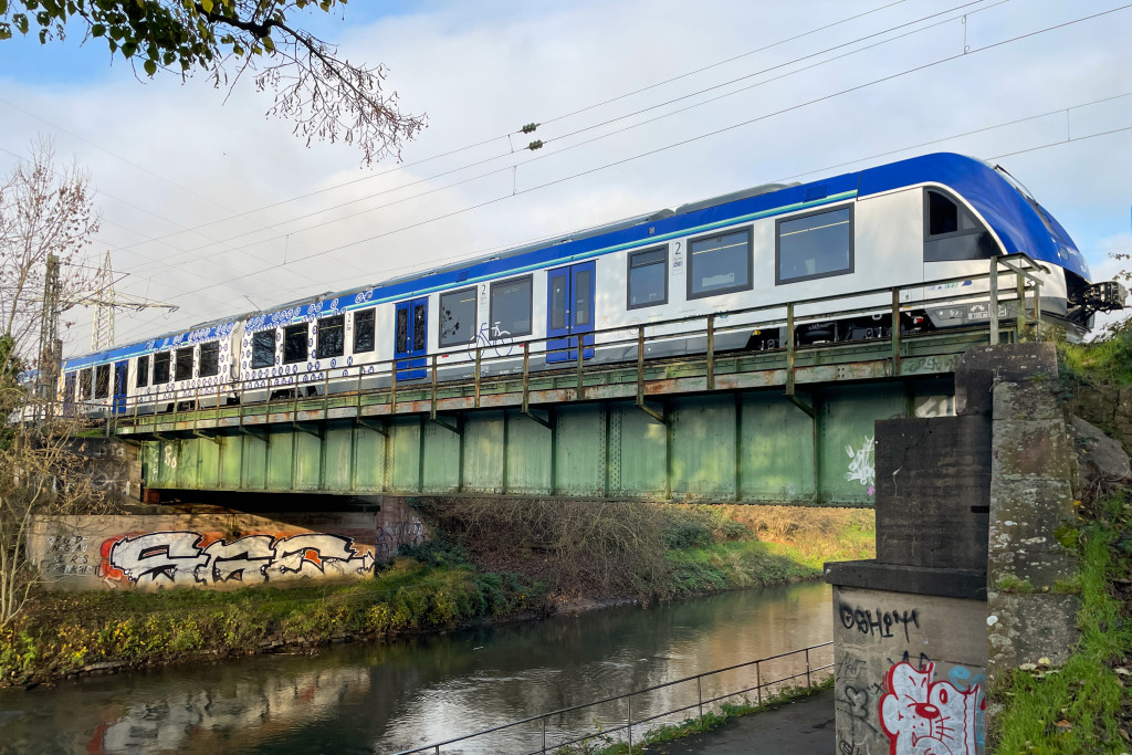 554 109 überquert die Nidda in Frankfurt-Nied, aufgenommen am 09.12.2022.
