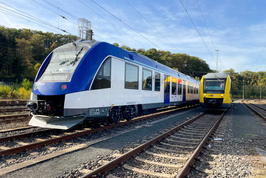 554 103 steht im Bahnhof Betzdorf neben einem 648 der HLB, aufgenommen am 27.11.2022.