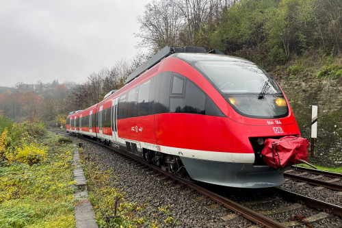 644 064 in Runkel auf der Lahntalbahn, aufgenommen am 29.11.2022.