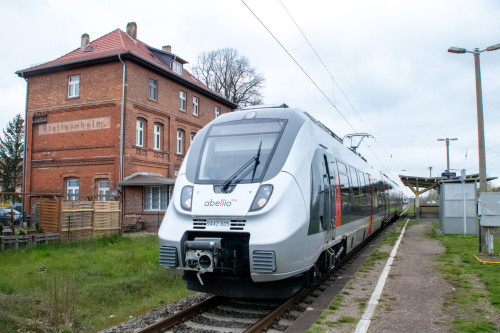 9442 105 von Abellio am Bahnsteig in Erfurt-Stotternheim, aufgenommen am 18.04.2023.