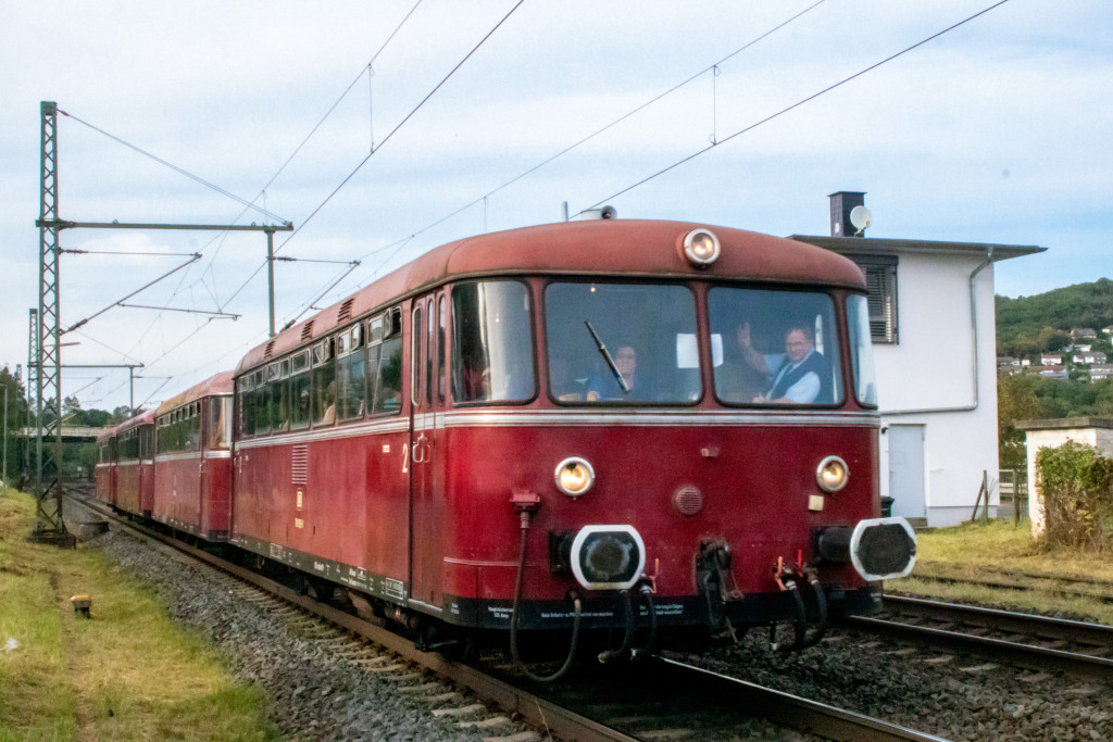 Eine Schienenbusgarnitur im Bahnhof Sinn auf der Dillstrecke, aufgenommen am 17.09.2023.