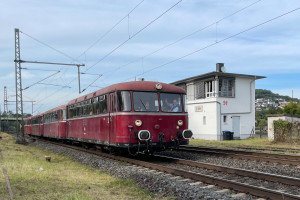 Eine Schienenbusgarnitur am Stellwerk in Sinn auf der Dillstrecke, aufgenommen am 17.09.2023.