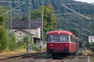 Eine Schienenbusgarnitur am Bahnhofsgebäude in Sinn auf der Dillstrecke, aufgenommen am 17.09.2023.