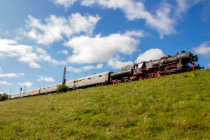 52 4868 zieht ihren Sonderzug über den großen Bahndamm bei Großen-Linden auf der Main-Weser-Bahn, aufgenommen am 23.09.2023.