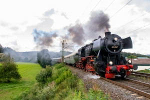 52 4868 mit zieht mit großen Rauchschwaden ihren Zug bei Cölbe über die Main-Weser-Bahn, aufgenommen am 23.09.2023.
