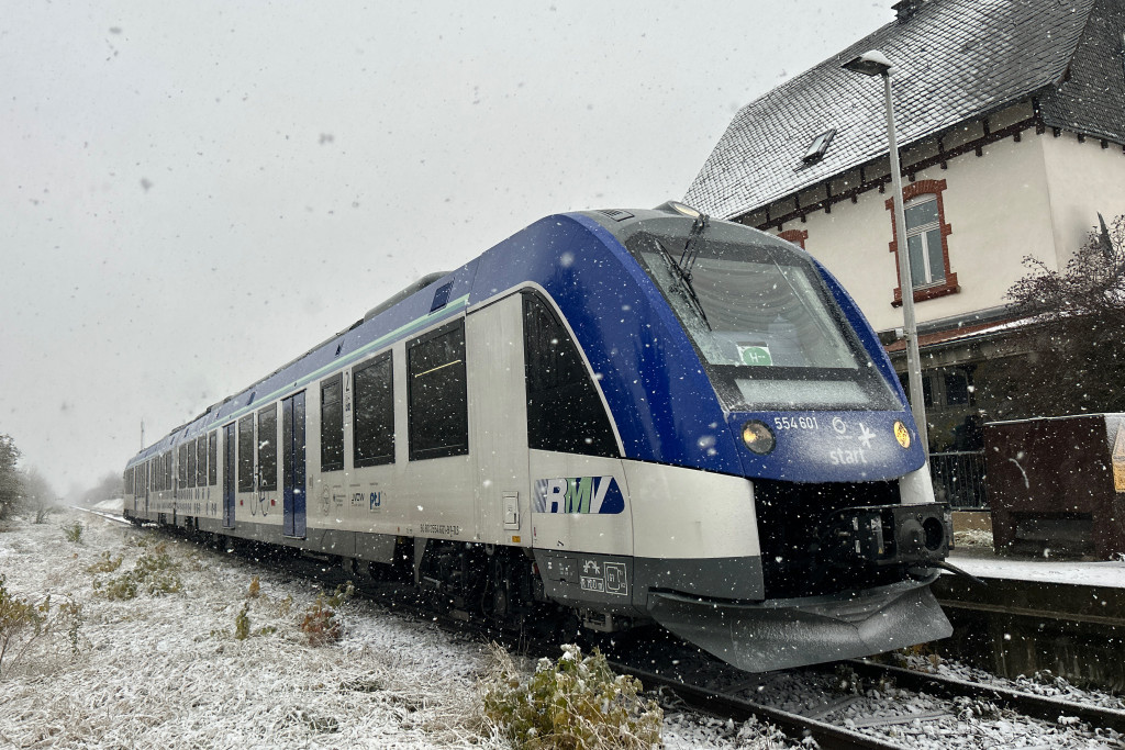 554 101 hält im verschneiten Rodheim auf der Strecke zwischen Friedberg und Friedrichsdorf, aufgenommen am 28.11.2023.
