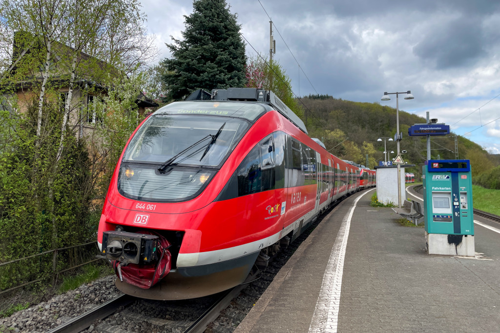 644 061 und zwei weitere 644 am Bahnsteig in Sechshelden auf der Dillstrecke, aufgenommen am 02.05.2023.