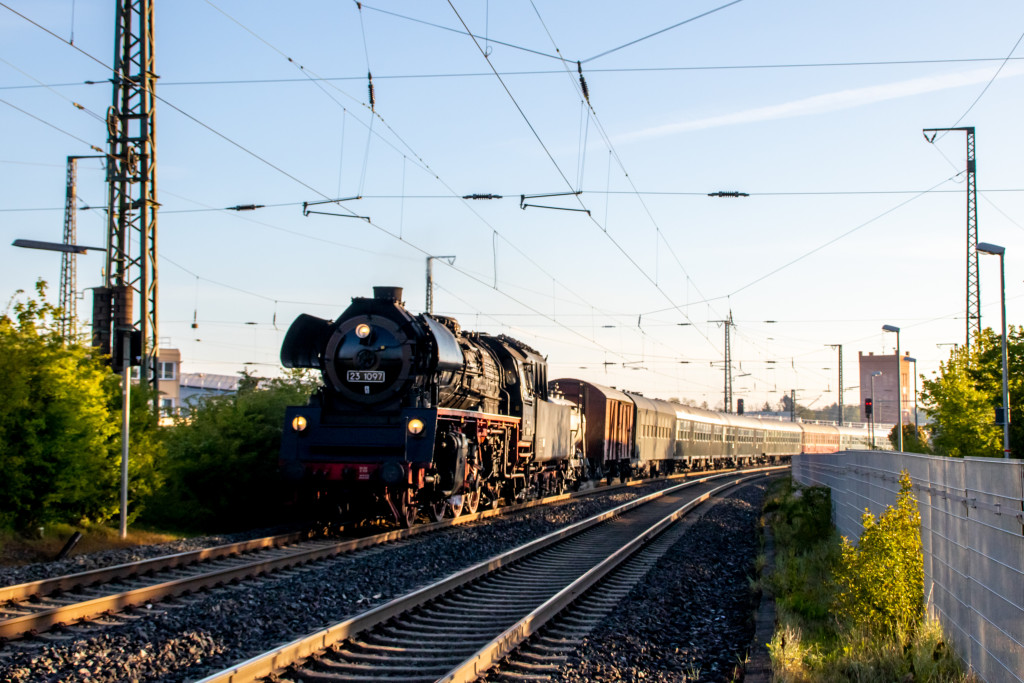 23 1097 bei der Durchfahrt des Bahnhofs Lollar auf der Main-Weser-Bahn, aufgenommen am 27.04.2024.