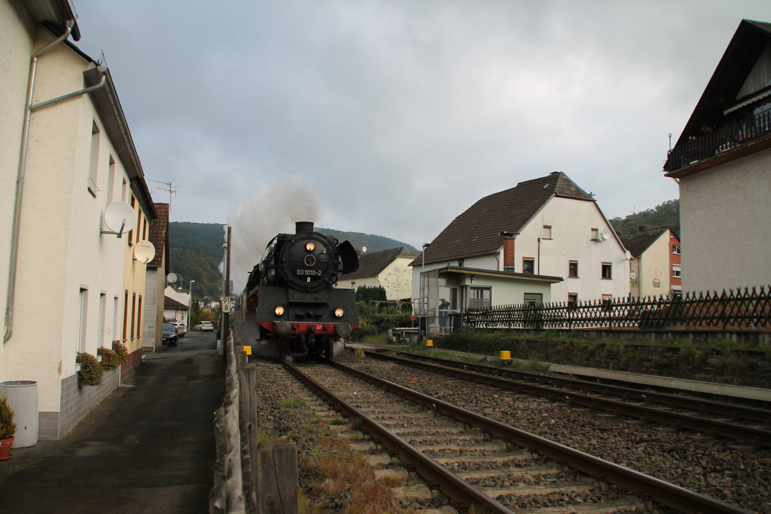 Begegnung älterer Technik: Dampflok trifft Schrankenposten, hier in Miellen ist 03 1010, mit den Eisenbahnfreunden Treysa,  auf der Lahntalbahn in Richtung Koblenz unterwegs.