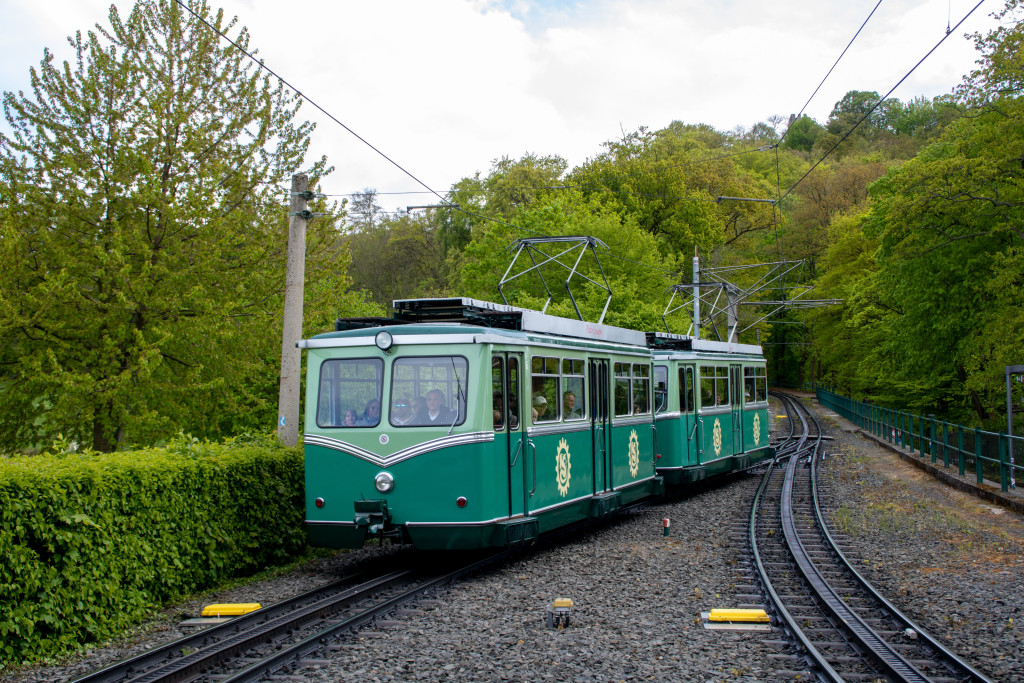 Die Drachenfelsbahn bei der Talfahrt an der Station Drachenburg, aufgenommen am 27.04.2024.