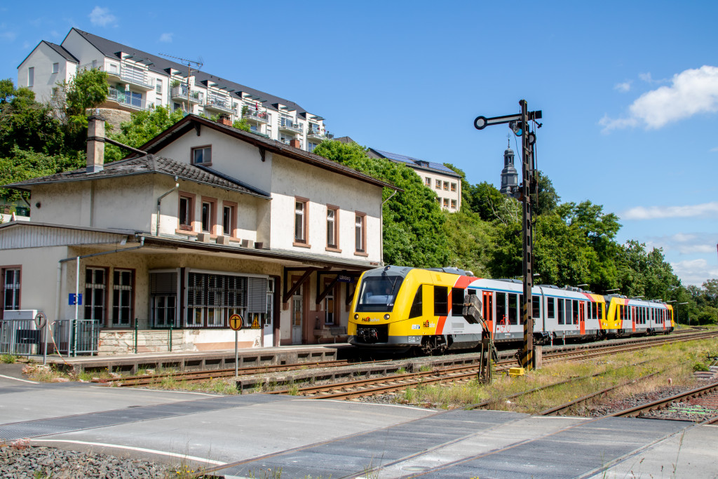 2648 001 und 2648 027 der HLB halten im Bahnhof Löhnberg auf der Lahntalbahn ein, aufgenommen am 15.06.2024.
