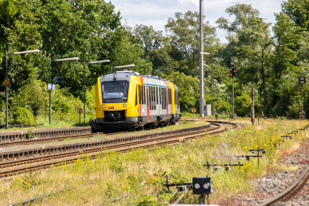 2648 001 und 2648 027 der HLB fahren in den Bahnhof Löhnberg auf der Lahntalbahn ein, aufgenommen am 15.06.2024.