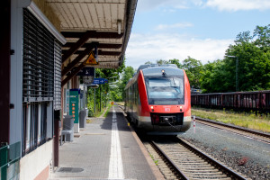 648 207 bei der Durchfahrt im Bahnhof Löhnberg auf der Lahntalbahn, aufgenommen am 15.06.2024.