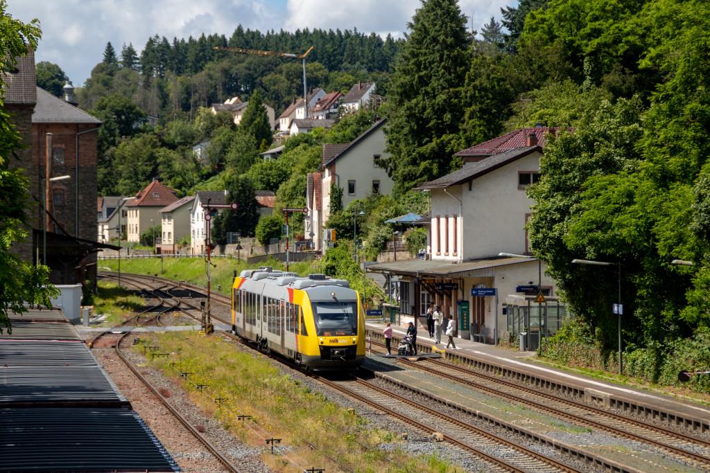 648 011 der HLB beim Fahrgastwechsel im Bahnhof Löhnberg auf der Lahntalbahn ein, aufgenommen am 15.06.2024.