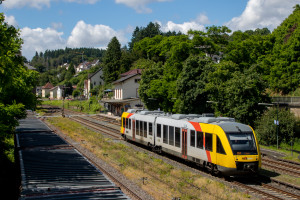 648 011 der HLB bei der Abfahrt im Bahnhof Löhnberg auf der Lahntalbahn ein, aufgenommen am 15.06.2024.