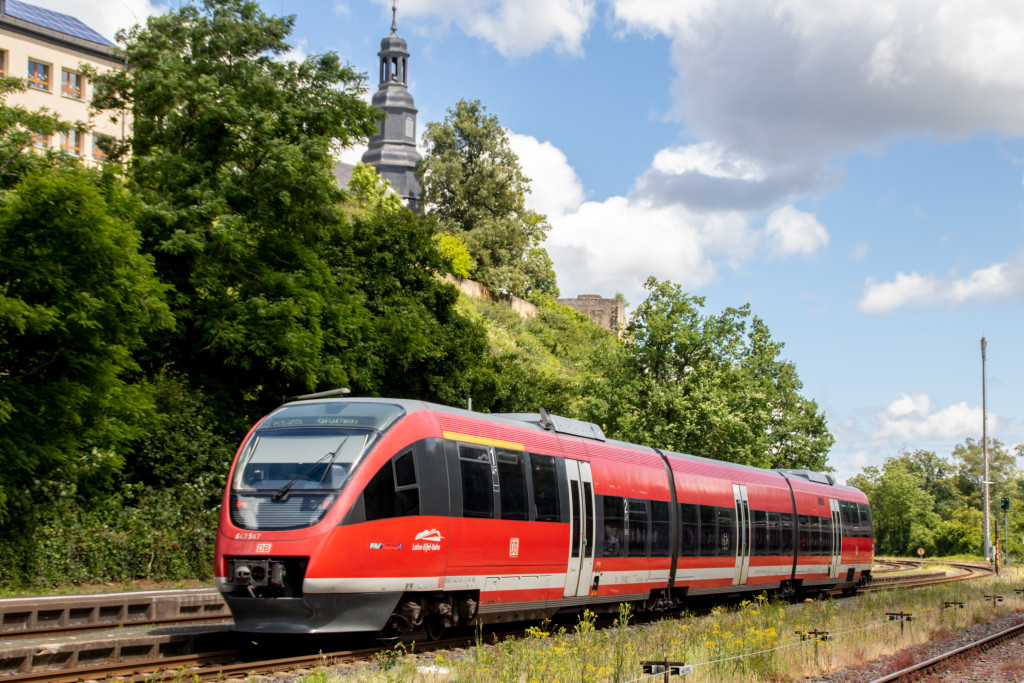 643 047 bei der Ausfahrt aus dem Bahnhof Löhnberg auf der Lahntalbahn ein, aufgenommen am 15.06.2024.