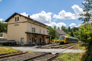 1622 011 hält in Fürfurt auf der Lahntalbahn, aufgenommen am 15.06.2024.