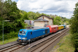 248 105 und 248 106 mit einem Messzug in Villmar auf der Lahntalbahn, aufgenommen am 15.06.2024.