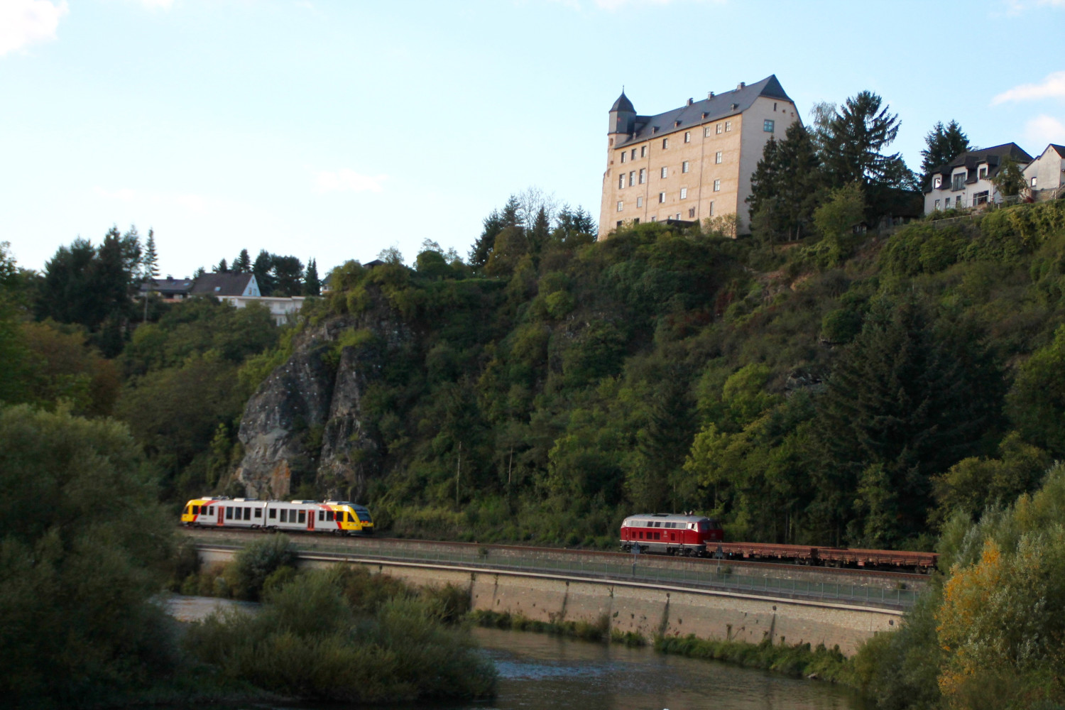 Begegnung in der großen Kurve in Runkel auf der Lahntalbahn zwischen einem LINT der HLB und 215 086 und ihrem Güterzug, aufgenommen am 27.09.2015.
