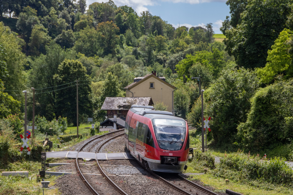 643 047 auf dem Bahnübergang in Villmar auf der Lahntalbahn, aufgenommen am 15.06.2024.