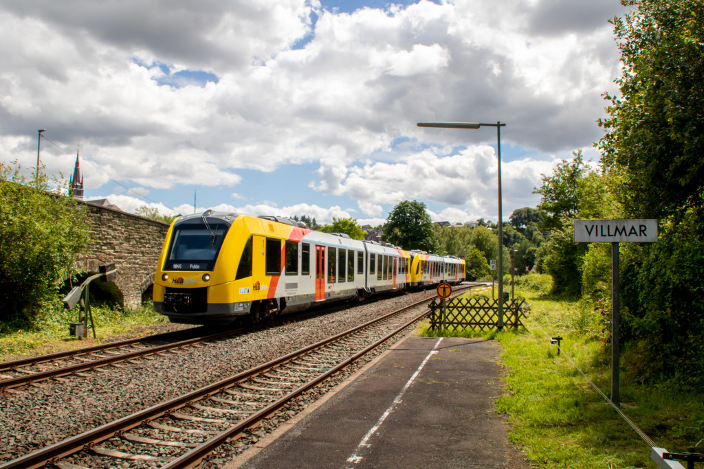 2648 027 und 2648 001 fahren in Villmar auf der Lahntalbahn ein, aufgenommen am 15.06.2024.