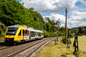 648 032 am Blocksignal von Arfurt auf der Lahntalbahn, aufgenommen am 15.06.2024.