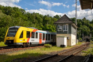 2648 012 am Stellwerk im Bahnhof Weilburg auf der Lahntalbahn, aufgenommen am 15.06.2024.