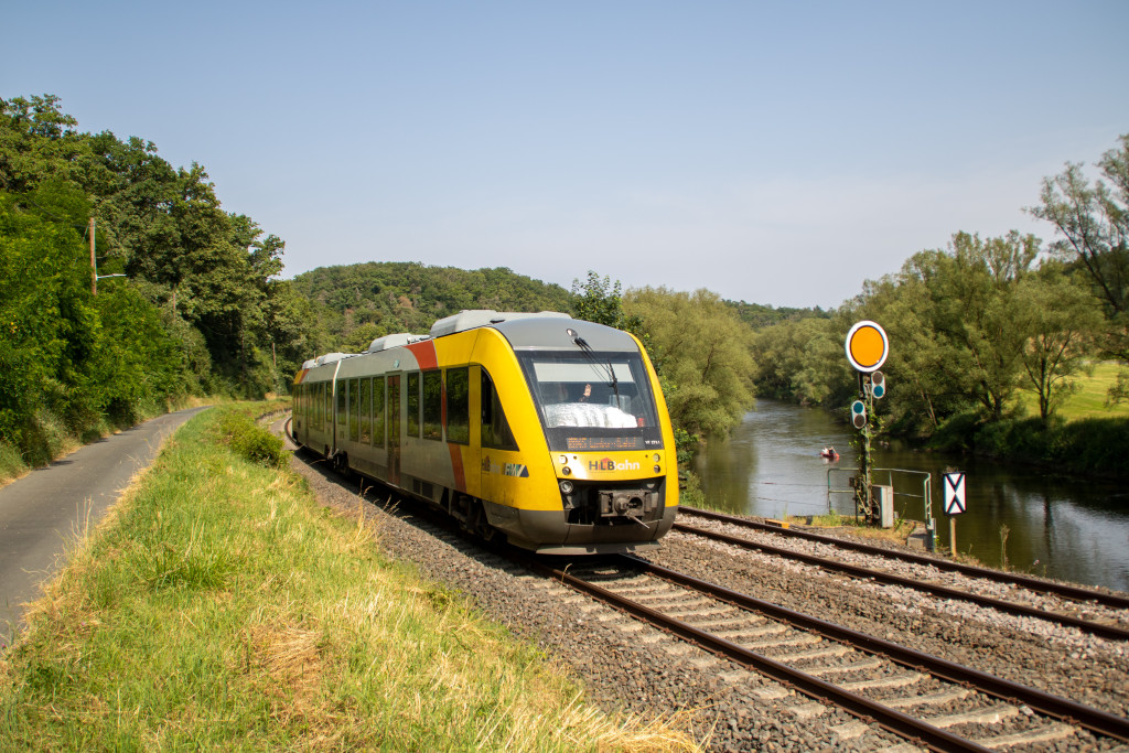648 013 am Vorsignal von Arfurt auf der Lahntalbahn, aufgenommen am 29.06.2024.