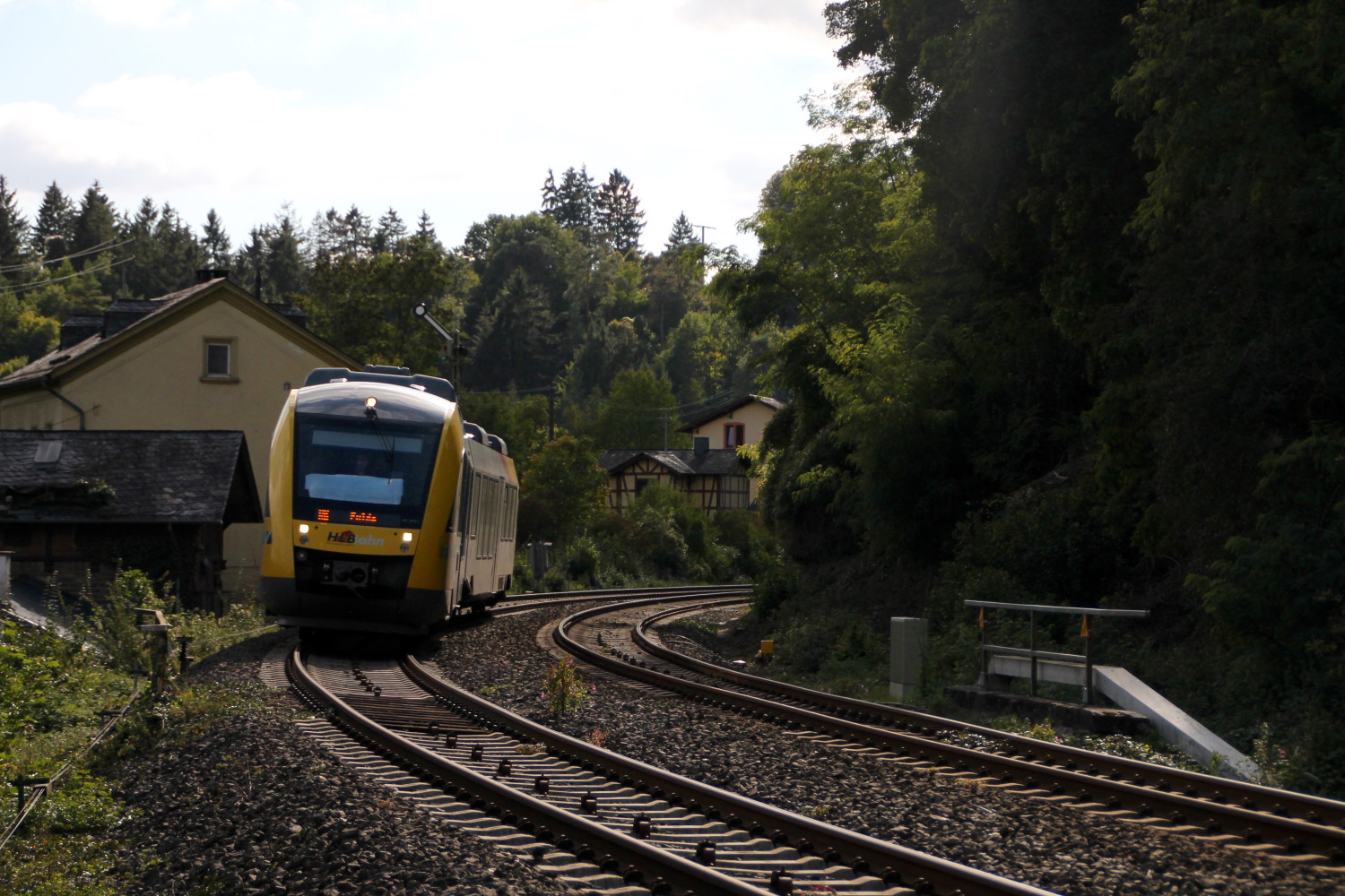 Ein LINT der HLB passierte soeben das Einfahrsignal von Villmar, aufgenommen am 27.09.2015.