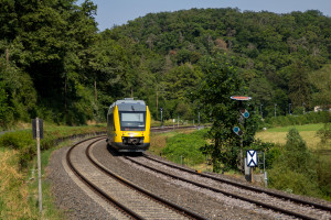 648 024 am Vorsignal von Arfurt auf der Lahntalbahn, aufgenommen am 29.06.2024.
