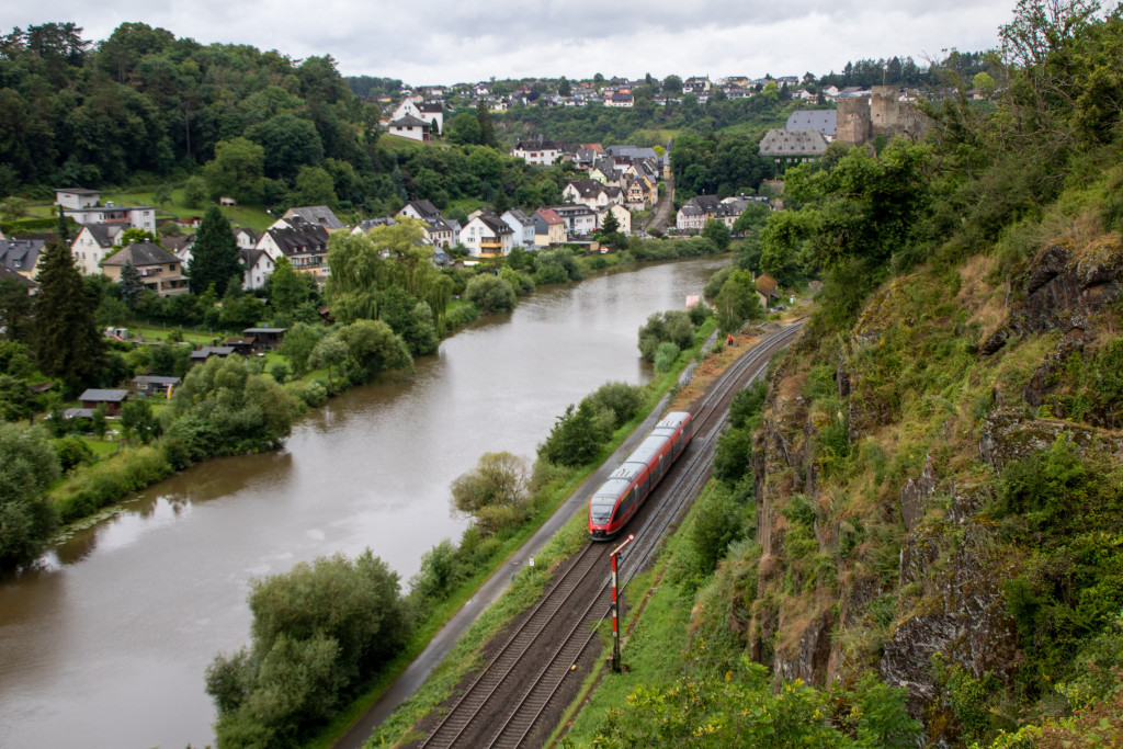 643 050 am Blocksignal von Runkel auf der Lahntalbahn, aufgenommen am 04.07.2024.