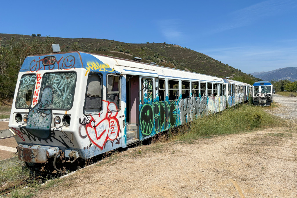 Abgestellte Triebwagen im Bahnhof Francardo, aufgenommen am 11.08.2024 auf Korsika.