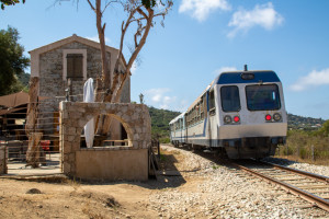 Ein Soulé-Triebwagen inkl. Steuerwagen an einem Restaurant bei Botri, aufgenommen am 13.08.2024 auf Korsika.