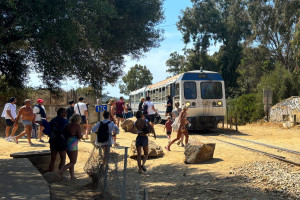 Ein Soulé-Triebwagen inkl. Steuerwagen steht am Haltepunkt Botri, aufgenommen am 13.08.2024 auf Korsika.