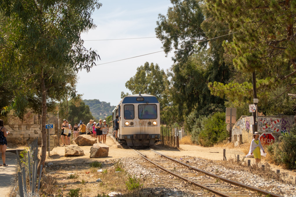 Ein Soulé-Triebwagen inkl. Steuerwagen hält am Haltepunkt Botri, aufgenommen am 13.08.2024 auf Korsika.