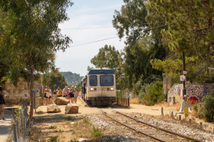 Ein Soulé-Triebwagen inkl. Steuerwagen hält am Haltepunkt Botri, aufgenommen am 13.08.2024 auf Korsika.