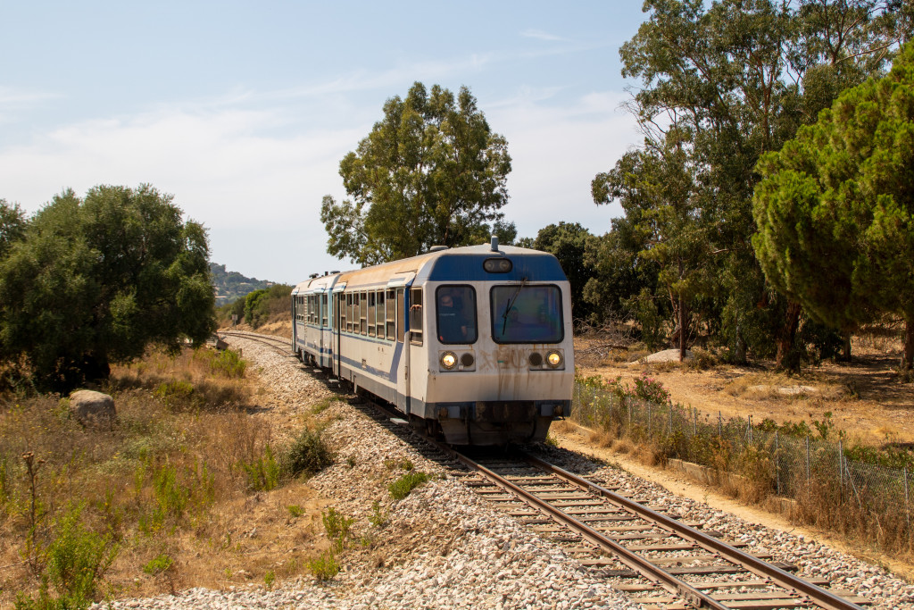 Ein Soulé-Triebwagen inkl. Steuerwagen kurz vor dem Haltepunkt Botri, aufgenommen am 13.08.2024 auf Korsika.