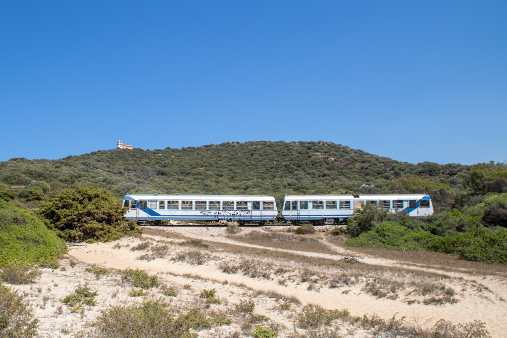 Ein Soulé-Triebwagen inkl. Steuerwagen in den Dünen bei Botri, aufgenommen am 13.08.2024 auf Korsika.