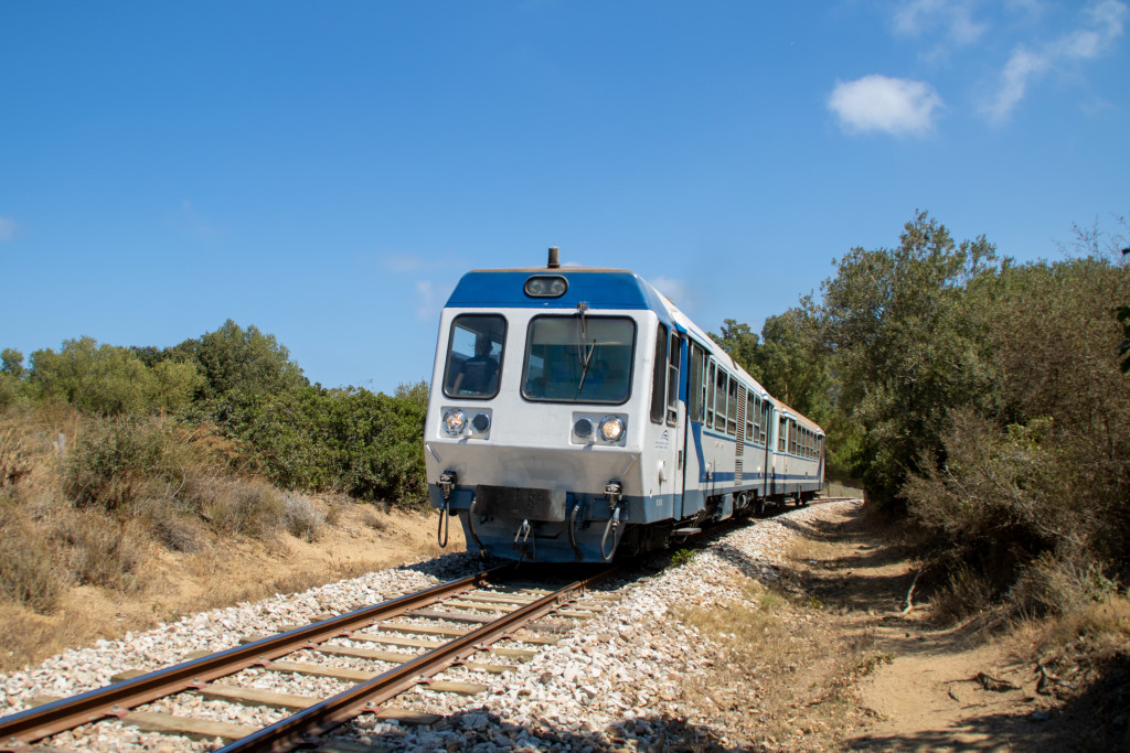 Ein Soulé-Triebwagen inkl. Steuerwagen bei Botri, aufgenommen am 13.08.2024 auf Korsika.