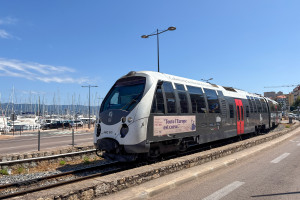 Ein AMG-800-Triebwagen verlässt Ajaccio, aufgenommen am 07.07.2025 auf Korsika.
