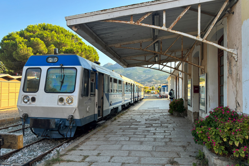 Ein Soulé-Triebwagen inkl. Steuerwagen im Bahnhof Calvi, aufgenommen am 13.08.2024 auf Korsika.