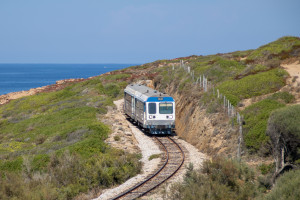 Ein Soulé-Triebwagen inkl. Steuerwagen am Mittelmeer bei Botri, aufgenommen am 13.08.2024 auf Korsika.