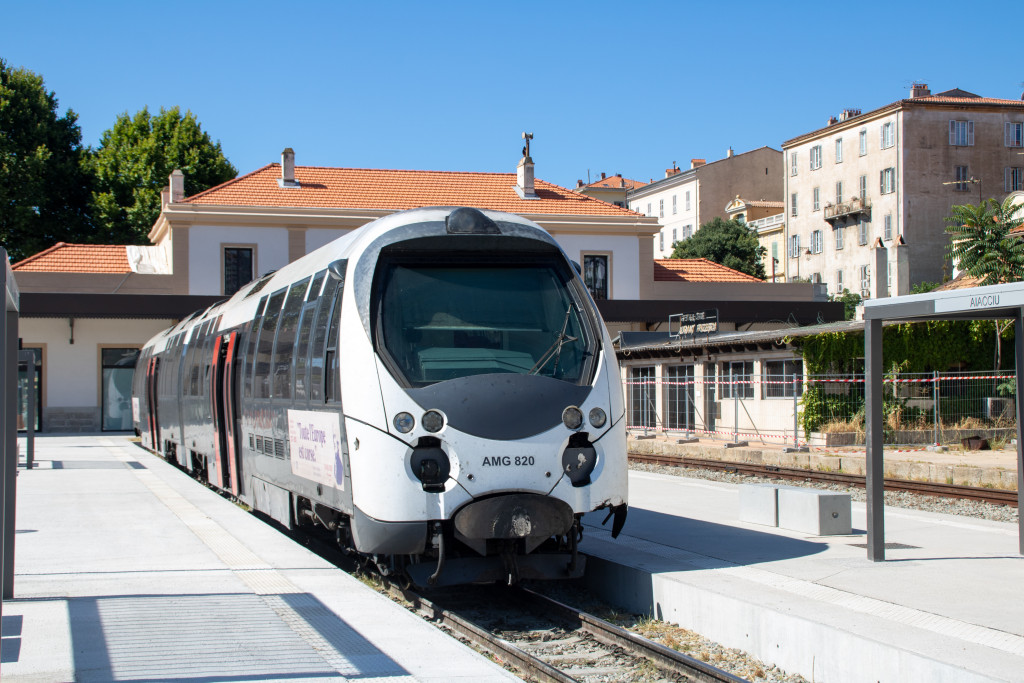 Ein AMG-800-Triebwagen wartet im Bahnhof Ajaccio, aufgenommen am 11.07.2025 auf Korsika.