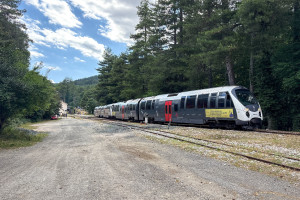 Zwei AMG-800-Triebwagen verlassen den Bahnhof Vizzavona, aufgenommen am 10.07.2025 auf Korsika.